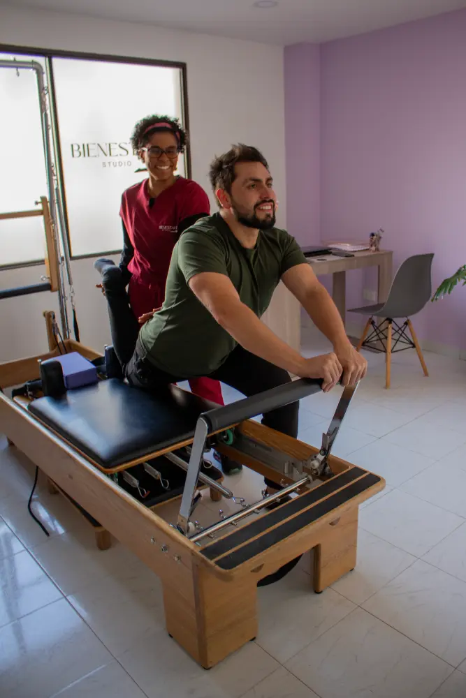 Sesion de movimiento terapeutico en Bienestar Studio