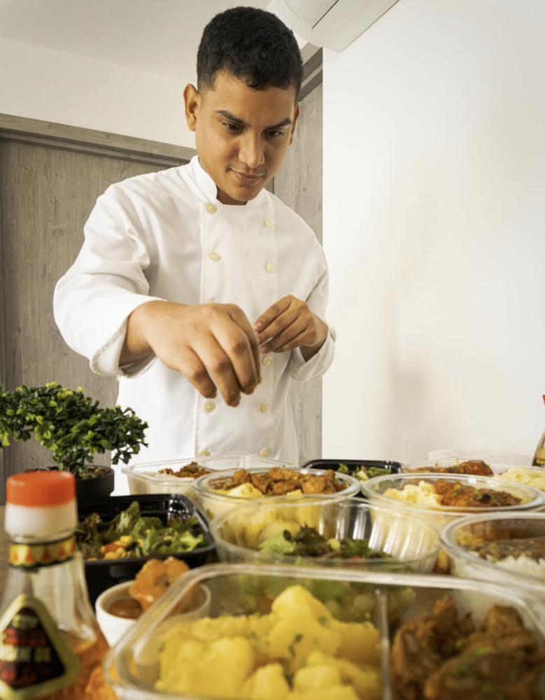 YM Gourmet - Chef Miguel Navarro preparando comida